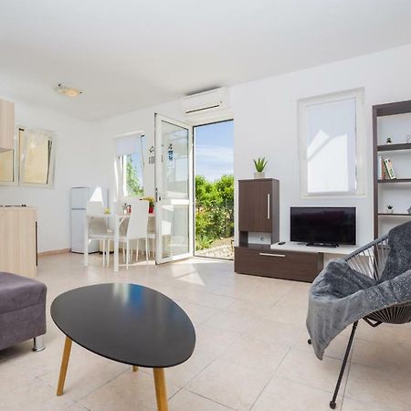 Apartment Kucera ロヴィニ エクステリア 写真