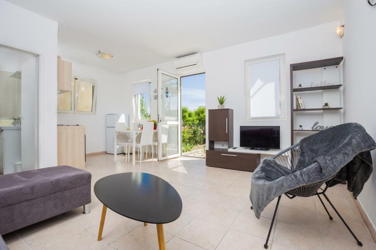 Apartment Kucera ロヴィニ エクステリア 写真
