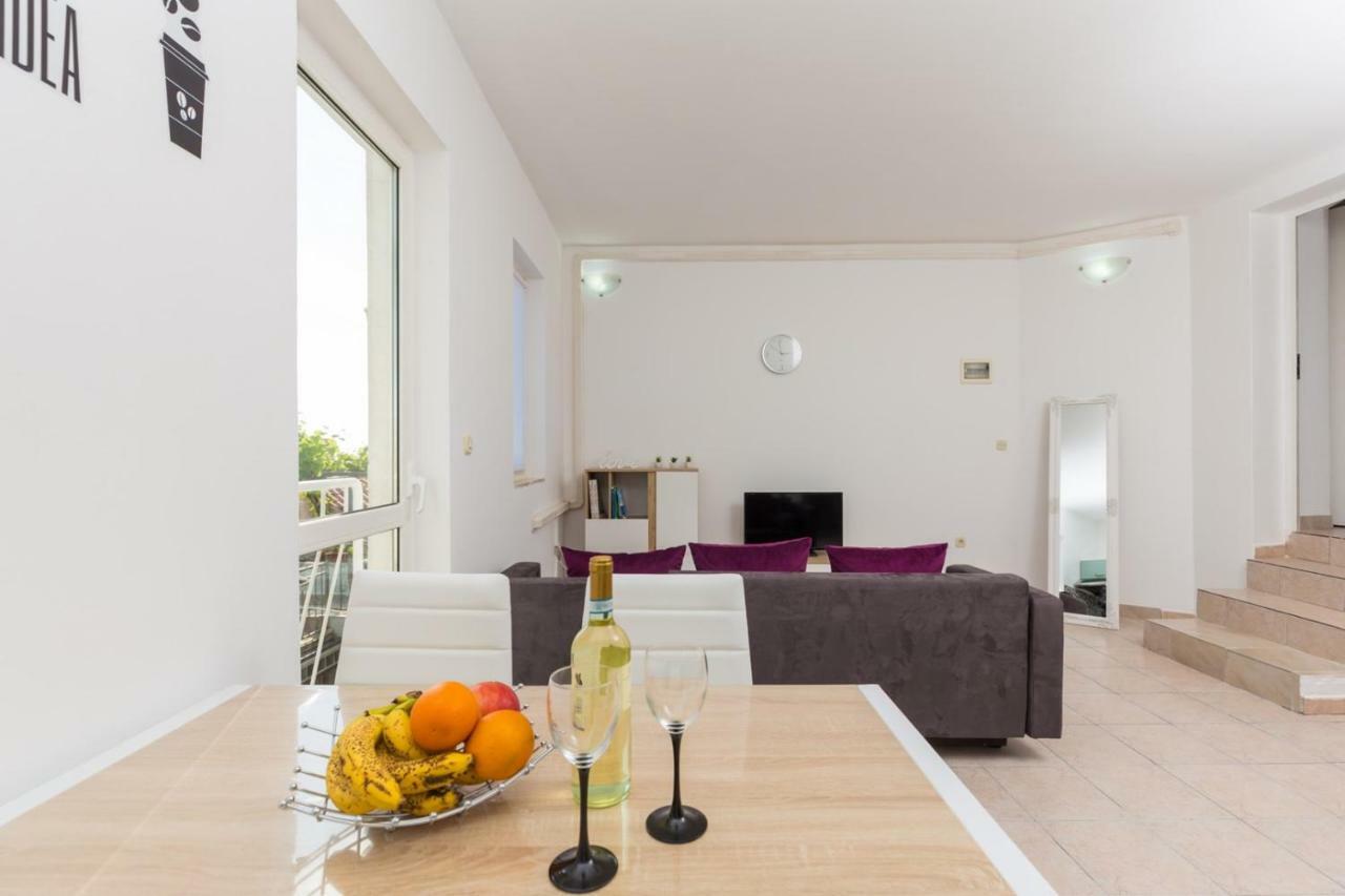 Apartment Kucera ロヴィニ エクステリア 写真