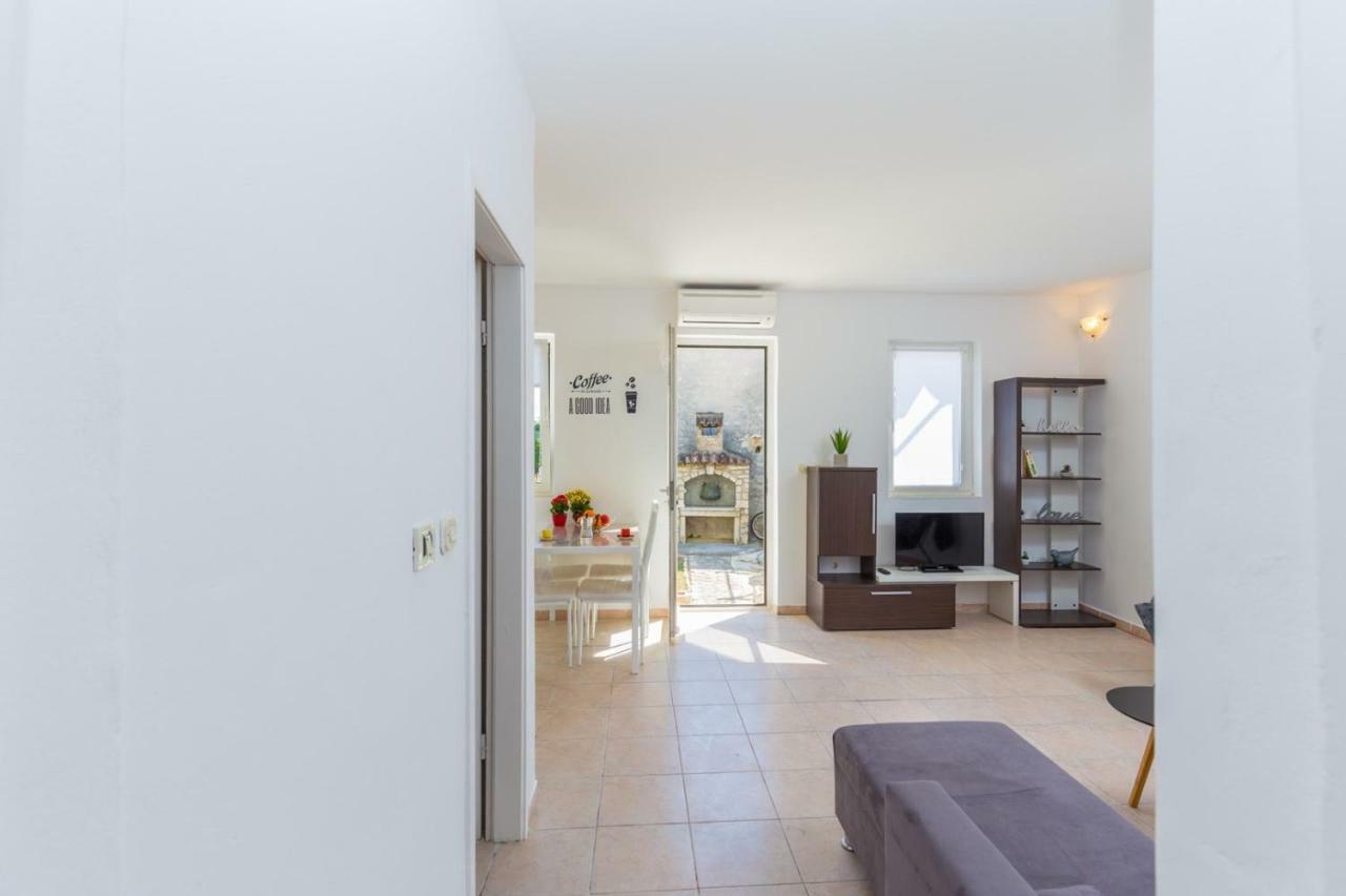 Apartment Kucera ロヴィニ エクステリア 写真